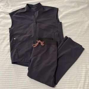 Figs charcoal grey XS top and S bottom set